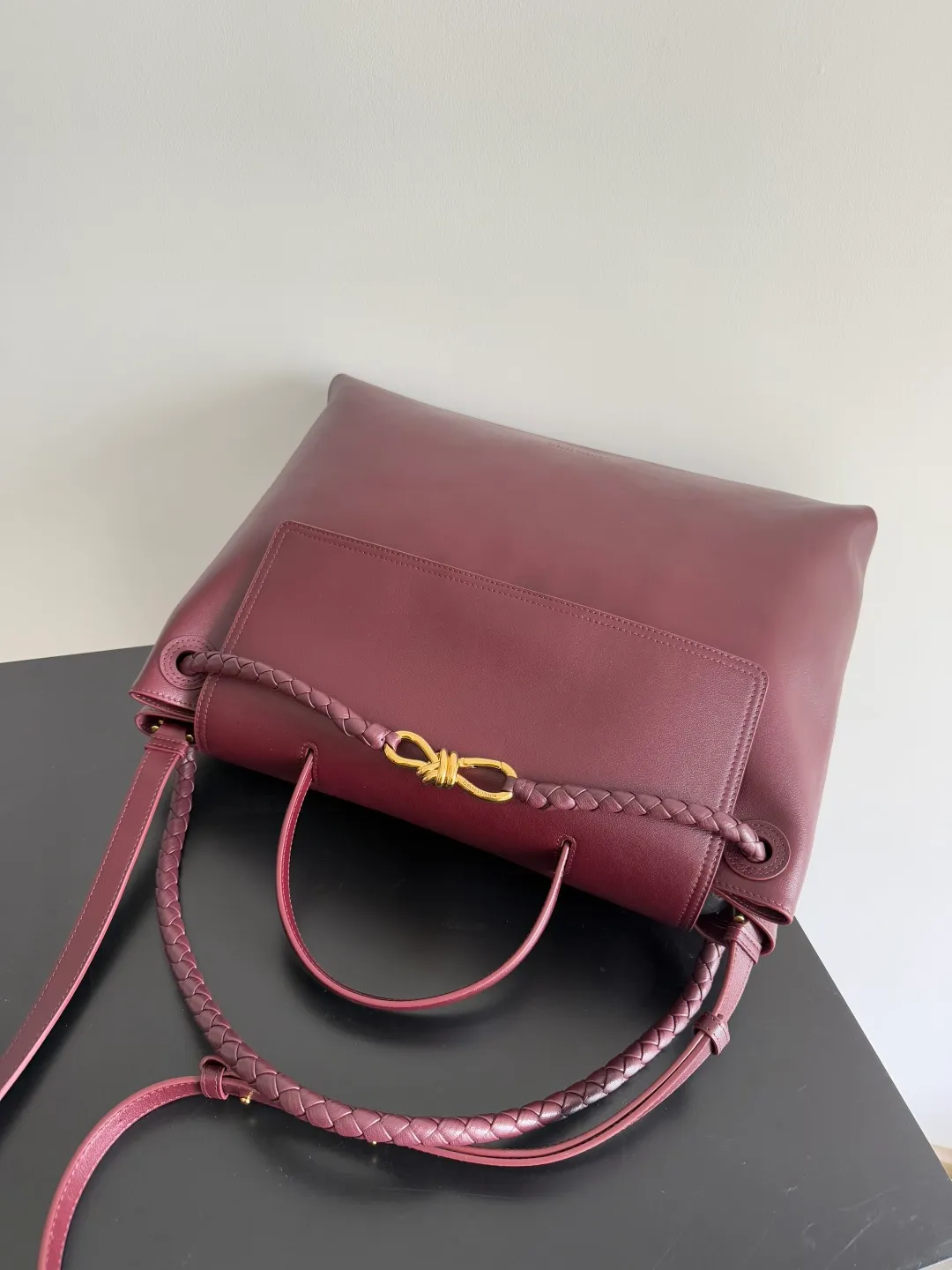 Batch 3160 BottegaVeneta Latest Ciao Ciao Bag Silky cowhide two-way flap handbag with signature twist detail, hidden hook closure, flap can be fastened to the front or attached to the INTRECCIATO woven internal pocket, comes with an adjustable and removable crossbody strap, internal compartment, and also features a zippered pocket. The surprise flap has various shapes. Style 1 - Cover the bag surface, exposing the knot and knot decoration. Style 2 - Place the flap inside the bag. A buckle is also designed. Style 3 - The U-shaped position of the top handle in the hand bag. Style No.: 826195 Size: 42*32*15cm